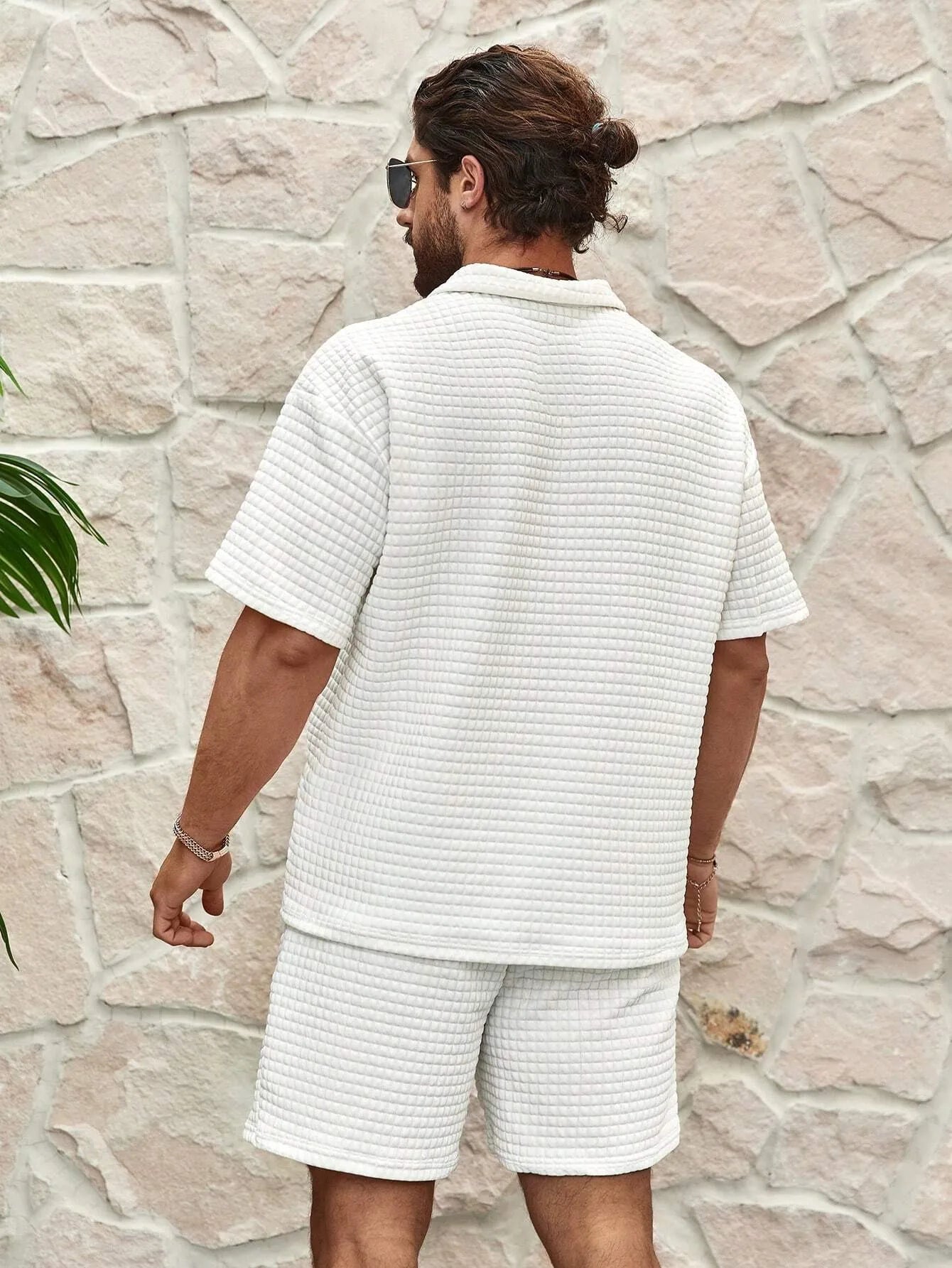 Set für Herren: Kurzarmhemd mit Reißverschluss und Shorts
